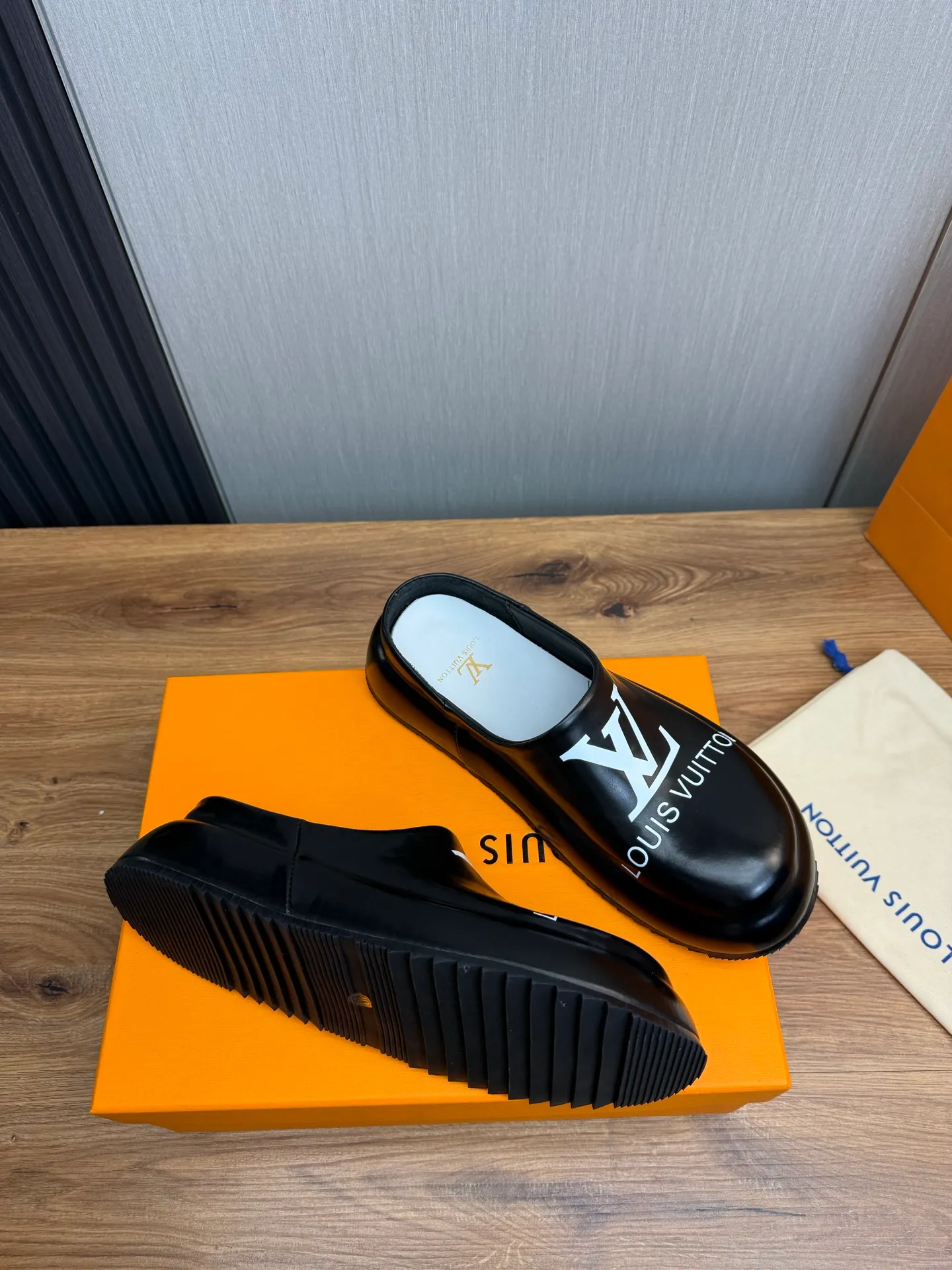 Men's shoes 💰480💰 Lv men's slippers 🩴38-45 size 45 46 🉑️Customized! Full leather slippers: cowhide on the outside, sheepskin on the inside ✅Original outsole⬆️